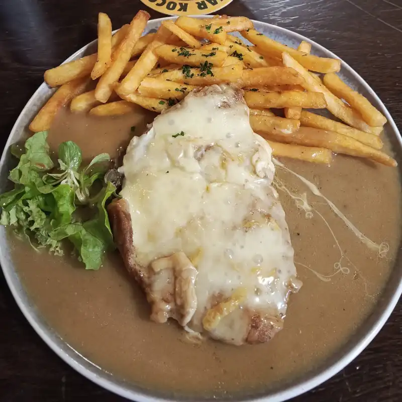 Vepřový žebrácký kotlet se steakovými hranolky