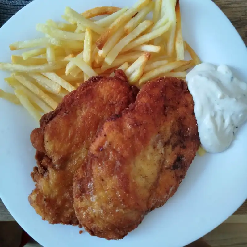 Kuřecí řízek se steakovými hranolky a tatarkou