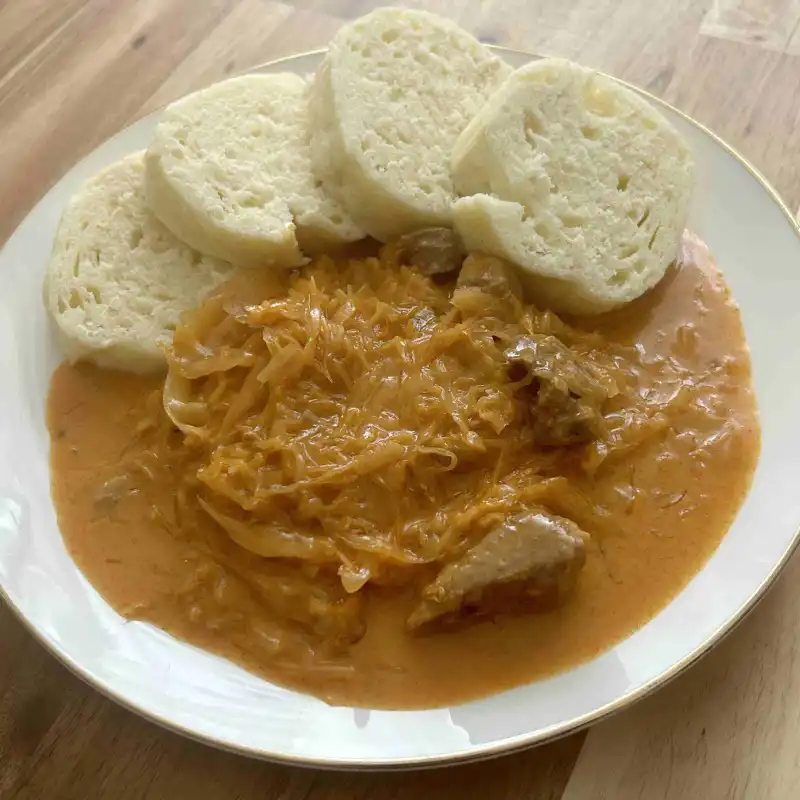 Vepřový segedínský guláš s houskovým knedlíkem