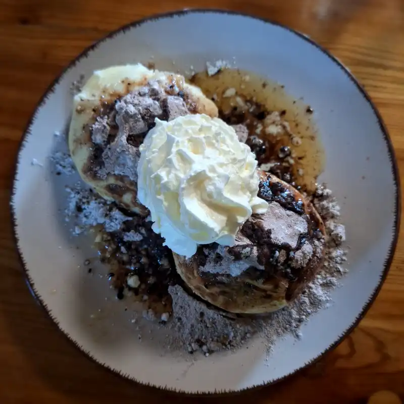 Sladké ovocné knedlíky s kakaem a šlehačkou