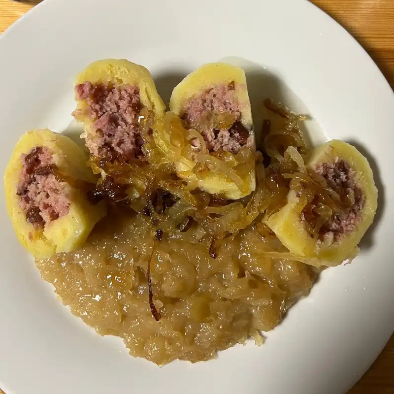 Bramborové knedlíky plněné uzeným masem