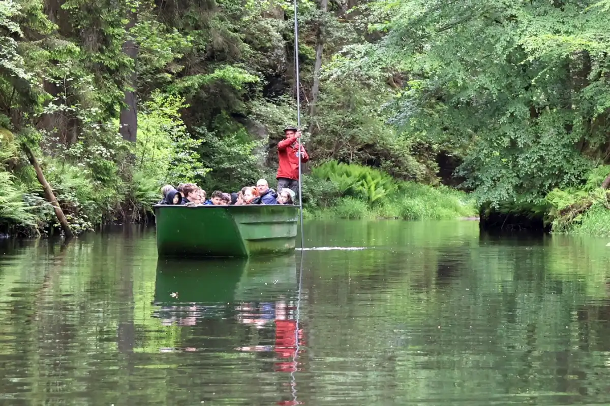 Plavba lodí v Divoké soutěsce